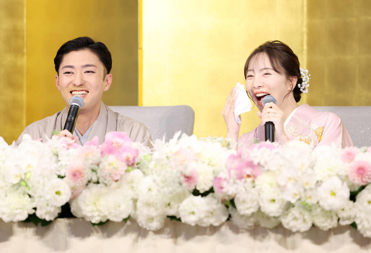 婚約会見に臨む中村橋之助（左）と能條愛未（撮影・鈴木正人）