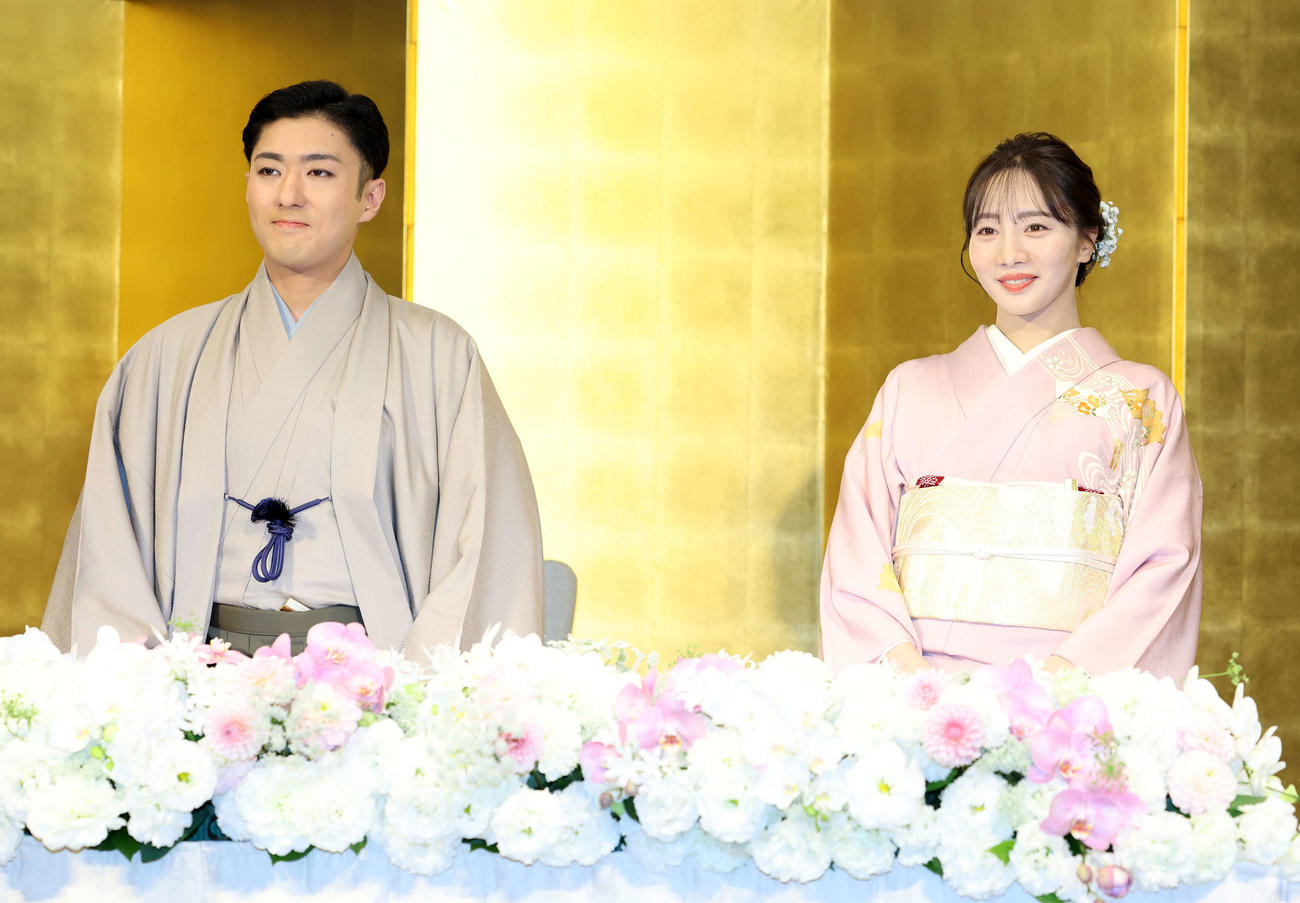 婚約会見に臨む中村橋之助（左）と能條愛未（撮影・鈴木正人）