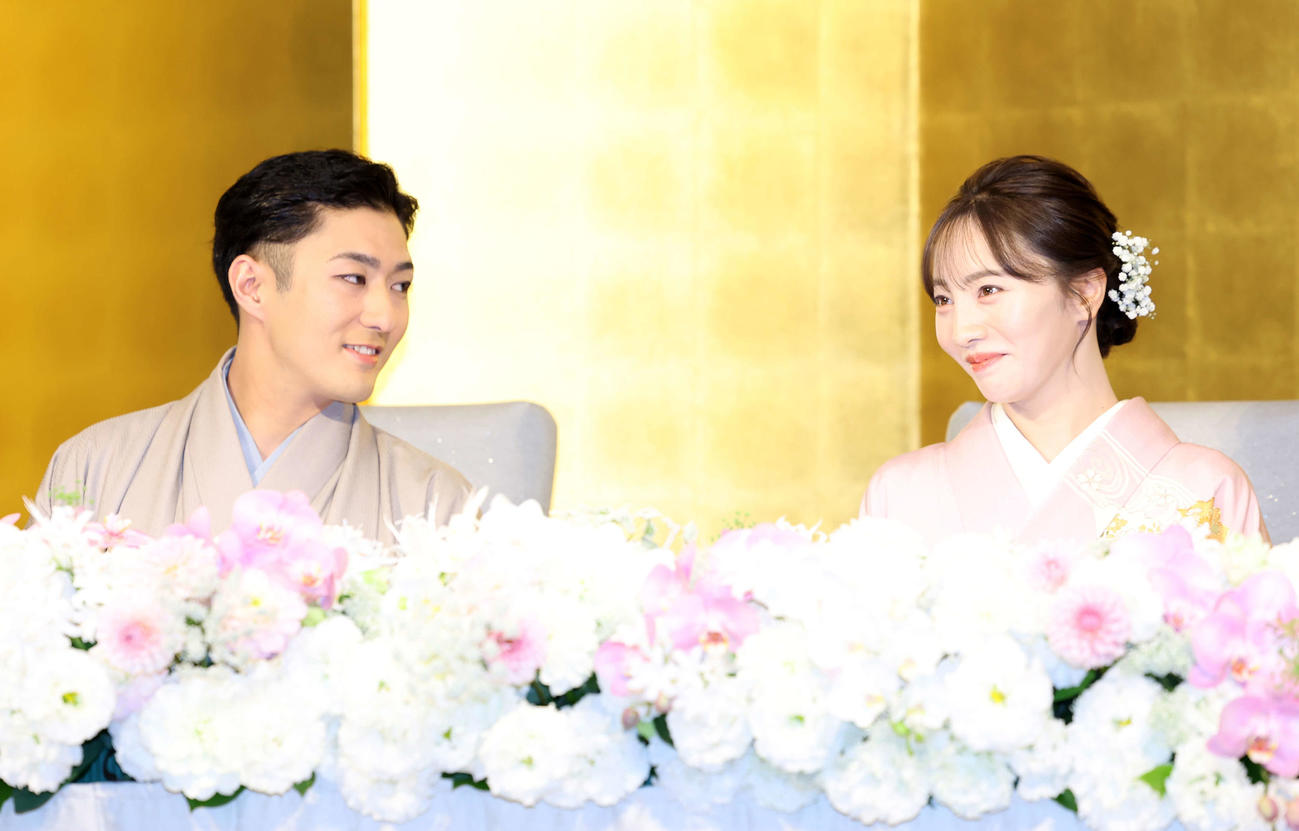 婚約会見に臨む中村橋之助（左）と能條愛未（撮影・鈴木正人）