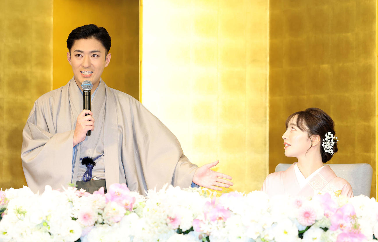 婚約会見に臨む中村橋之助（左）と能條愛未（撮影・鈴木正人）