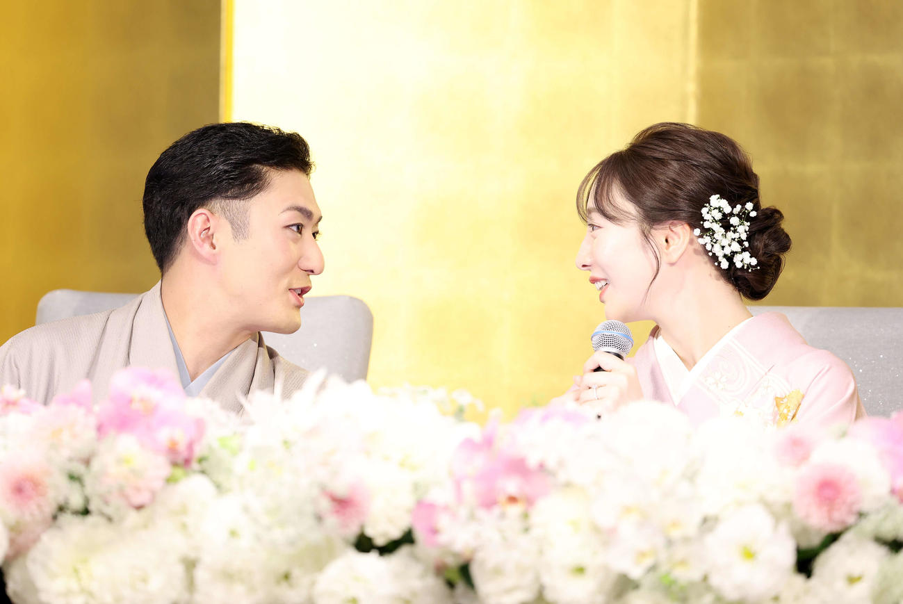 婚約会見で見つめ合う中村橋之助（左）と能條愛未（撮影・鈴木正人）