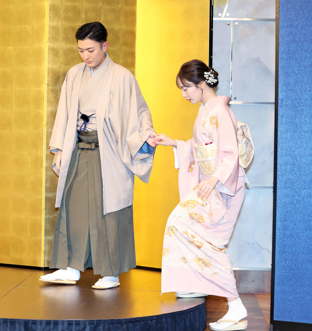 手をつなぎ登壇する中村橋之助（左）と能條愛未（撮影・鈴木正人）