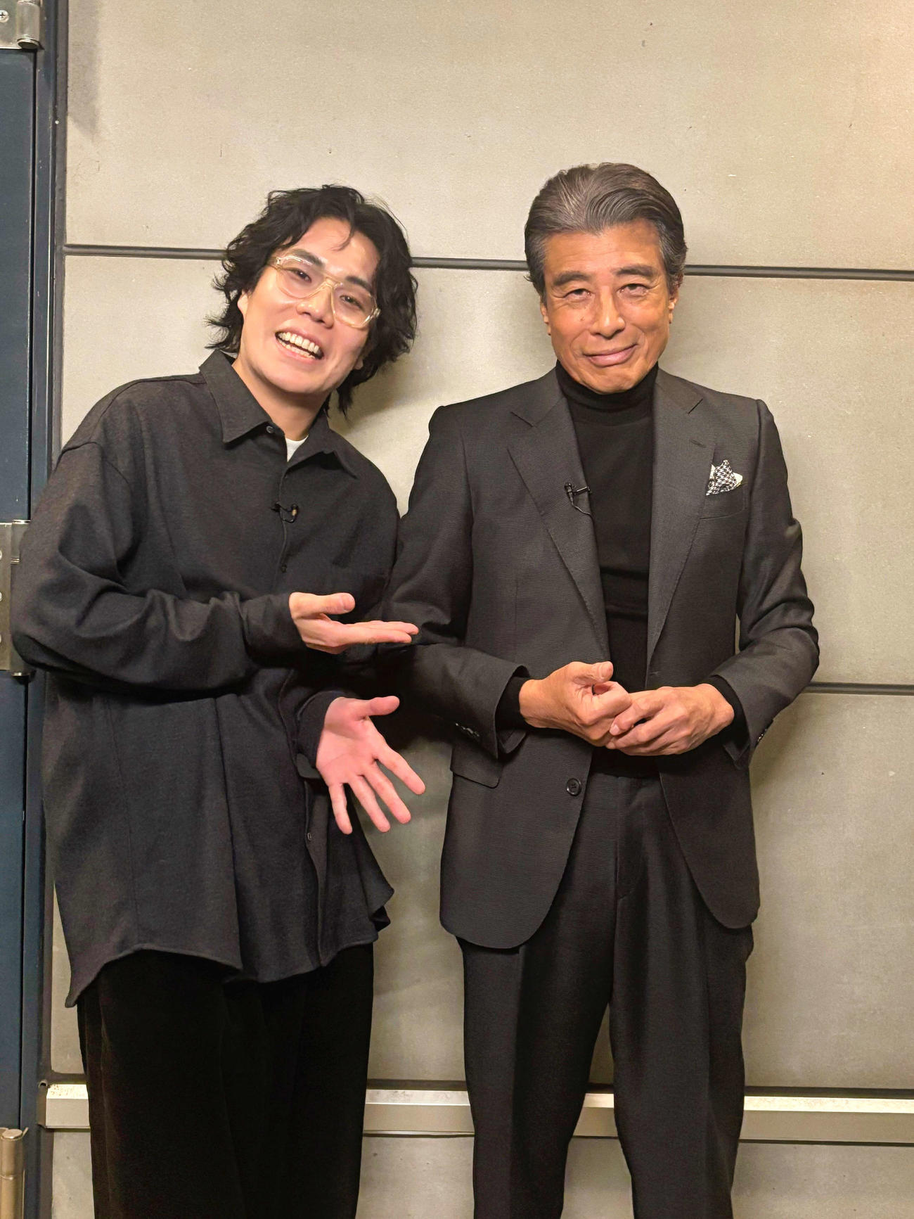 令和ロマン高比良くるま（左）のYouTubeチャンネルにゲスト出演した舘ひろし