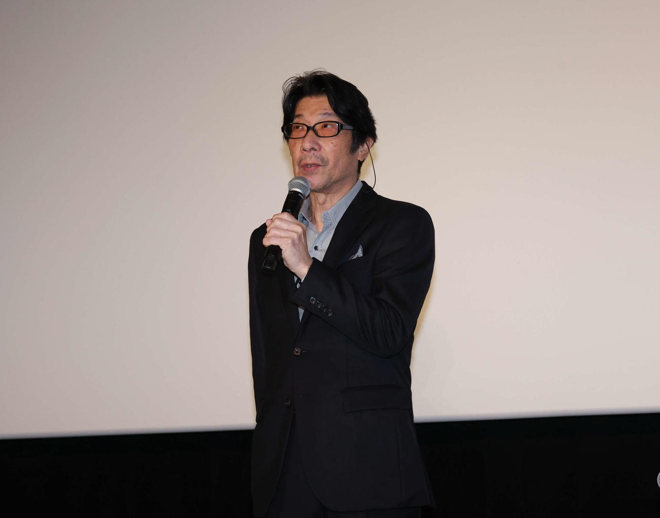大ヒット御礼舞台あいさつに登壇し話をする阪本順治監督（撮影・増田悦実）