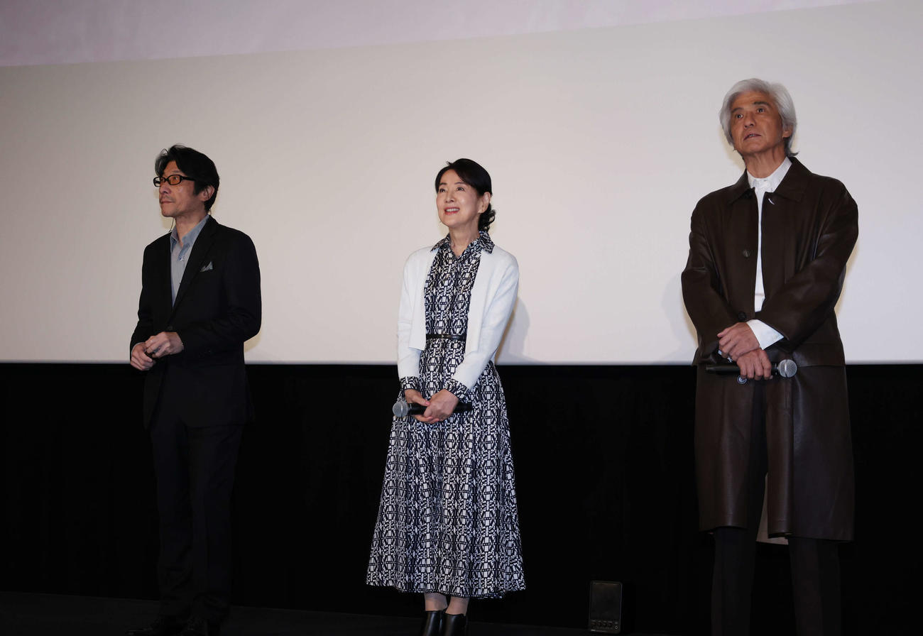 大ヒット御礼舞台あいさつに登壇した左から阪本順治監督、吉永小百合、佐藤浩市（撮影・増田悦実）
