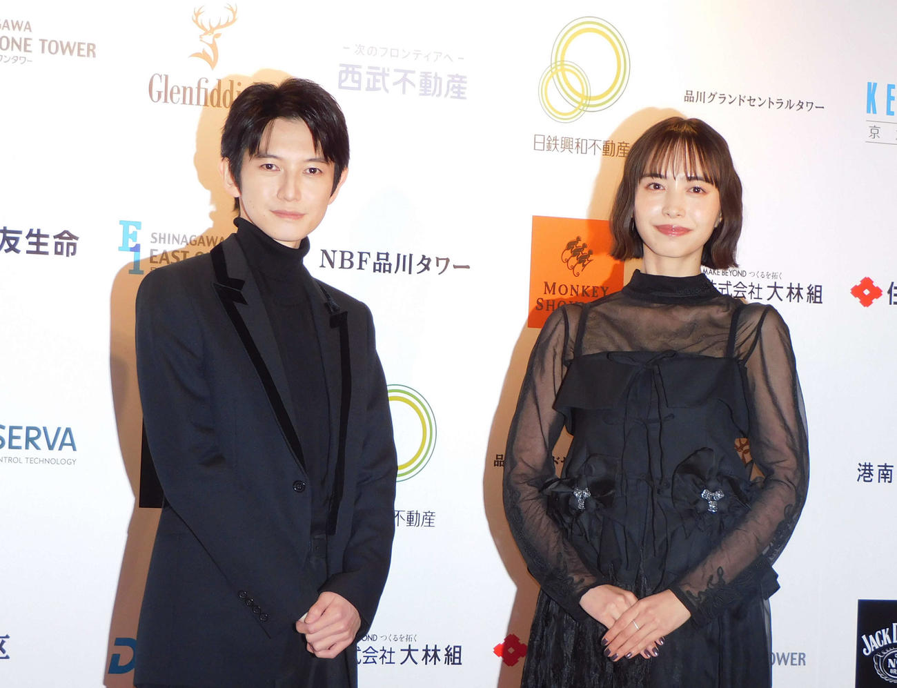 品川国際映画祭オープニングセレモニーに登壇した本郷奏多（左）と井桁弘恵（右）（撮影・寺本吏輝）