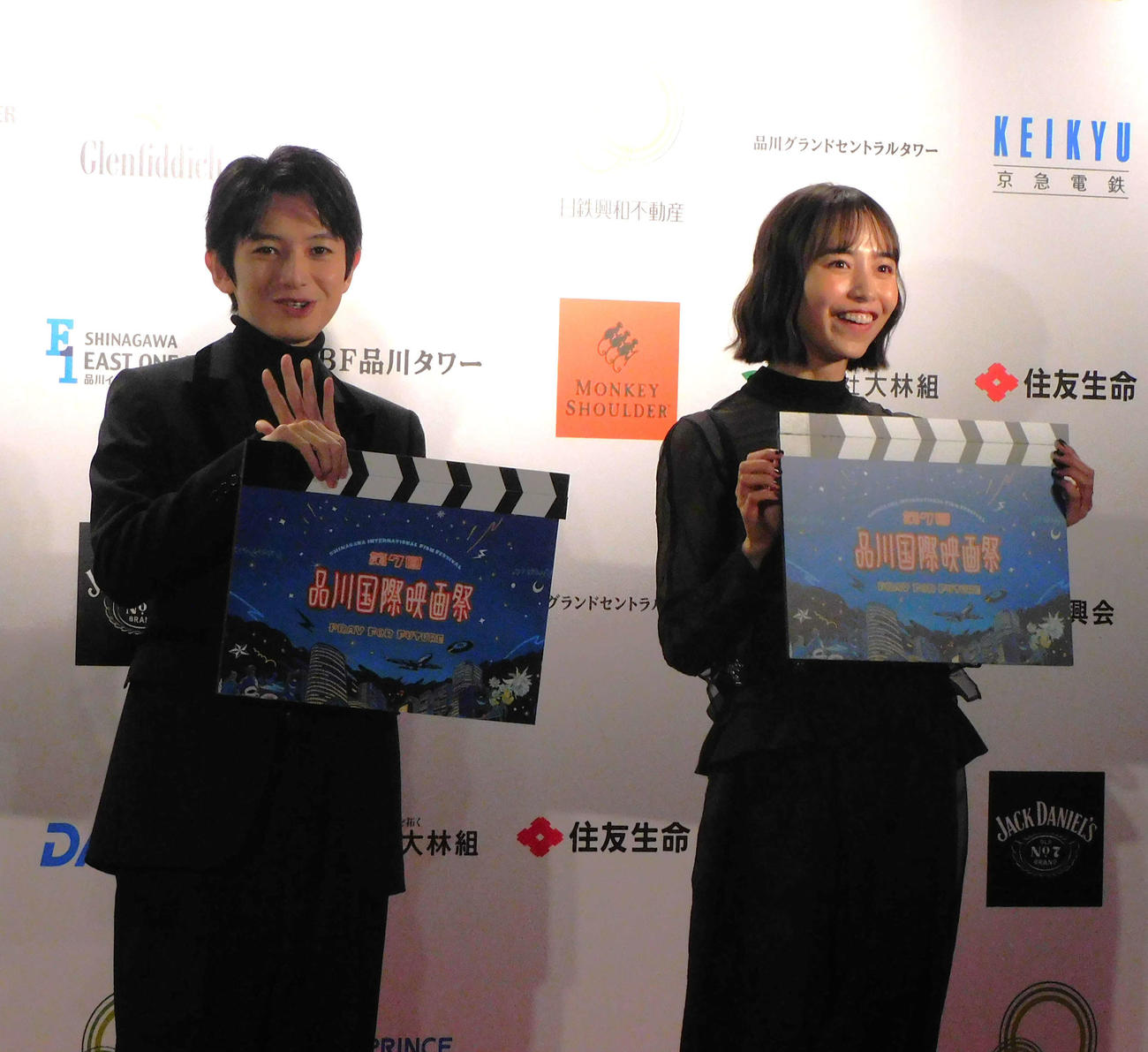 品川国際映画祭オープニングセレモニーに登壇した本郷奏多（左）と井桁弘恵（右）（撮影・寺本吏輝）