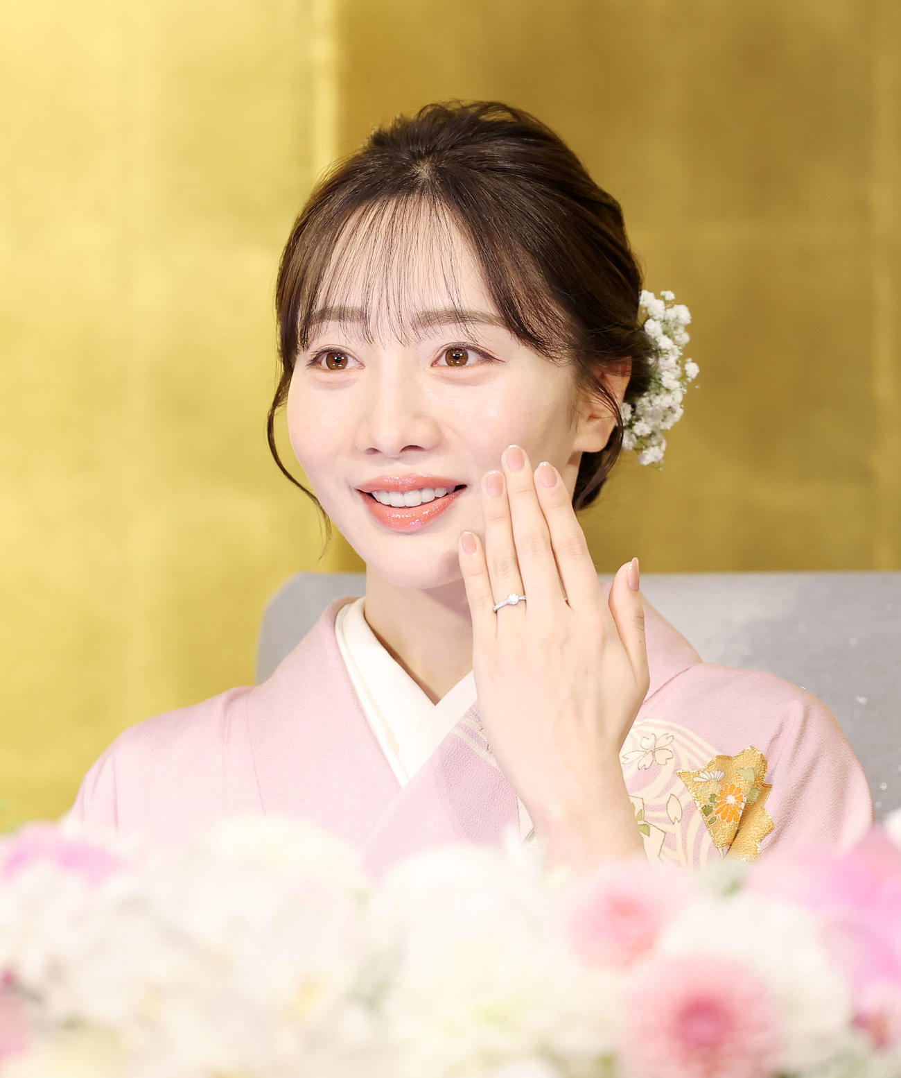 指輪を見せる能條愛未（撮影・鈴木正人）