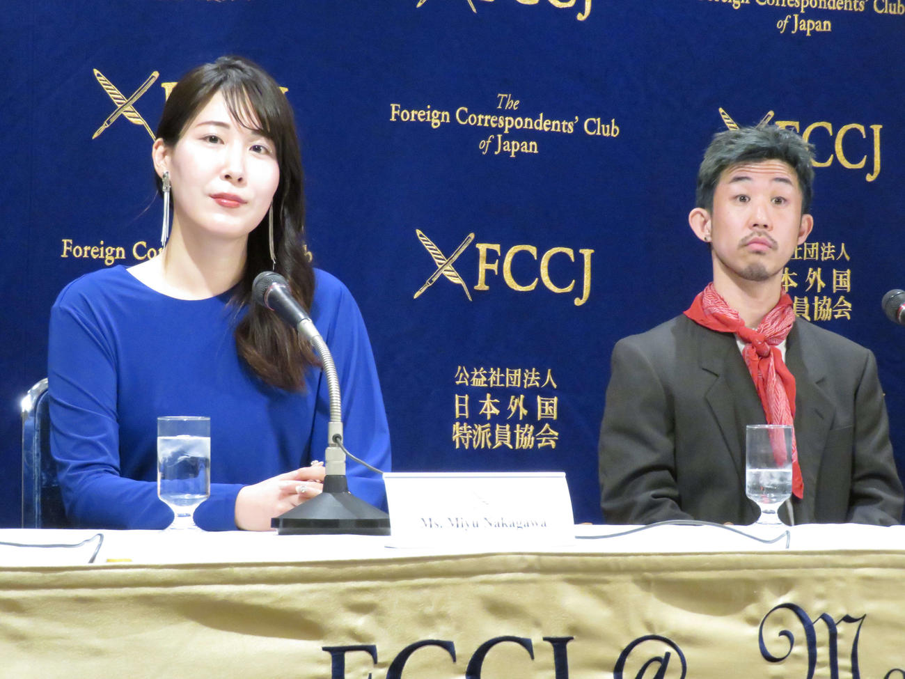 日本外国特派員協会で会見を開いた映画「ブルーボーイ事件」の中川未悠（左）と飯塚花笑監督（撮影・村上幸将）