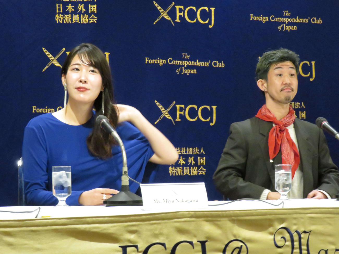 日本外国特派員協会で会見を開いた映画「ブルーボーイ事件」の中川未悠（左）と飯塚花笑監督（撮影・村上幸将）