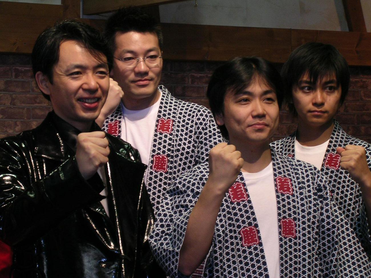 日テレアナウンサーの新ユニット「TAJIKARA」を結成した左から座長の福沢朗、菅谷大介、藤井恒久、森圭介（2003年12月撮影）