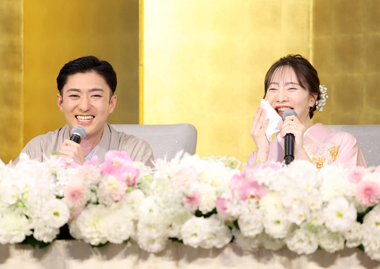 婚約会見に臨む中村橋之助（左）と能條愛未（撮影・鈴木正人）