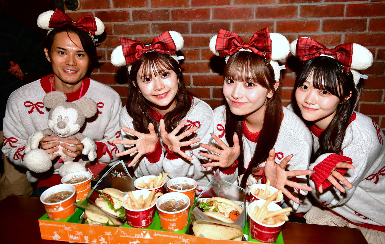 「ディズニー・クリスマス」のプレスプレビューに訪れた、左から近藤雄介、KAWAII LAB．MATESの鈴木花梨、山本るしあ、遠藤まりん（撮影・松尾幸之介）
