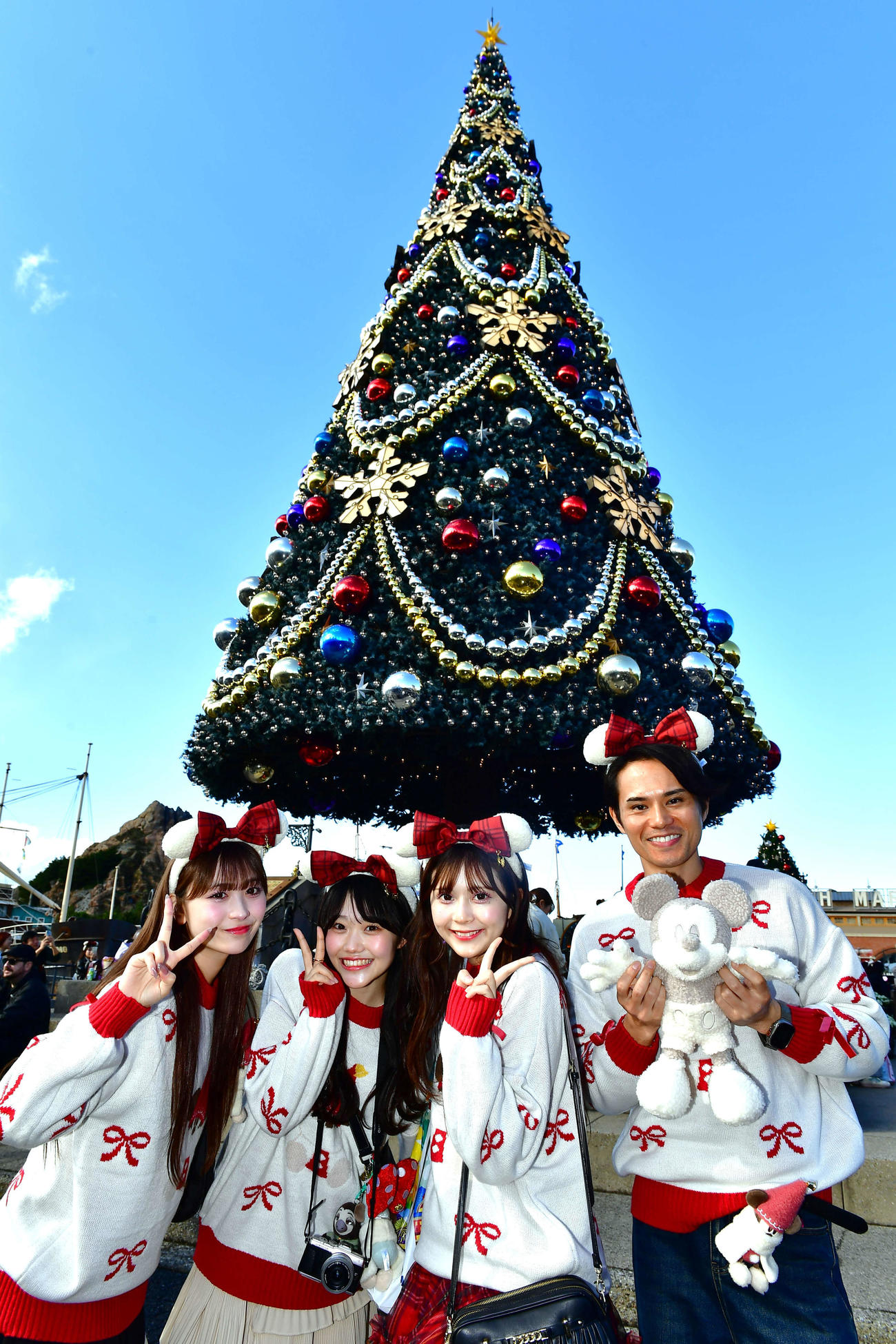 「ディズニー・クリスマス」のプレスプレビューに訪れた、左からKAWAII LAB．MATESの山本るしあ、遠藤まりん、鈴木花梨、俳優の近藤雄介（撮影・松尾幸之介）