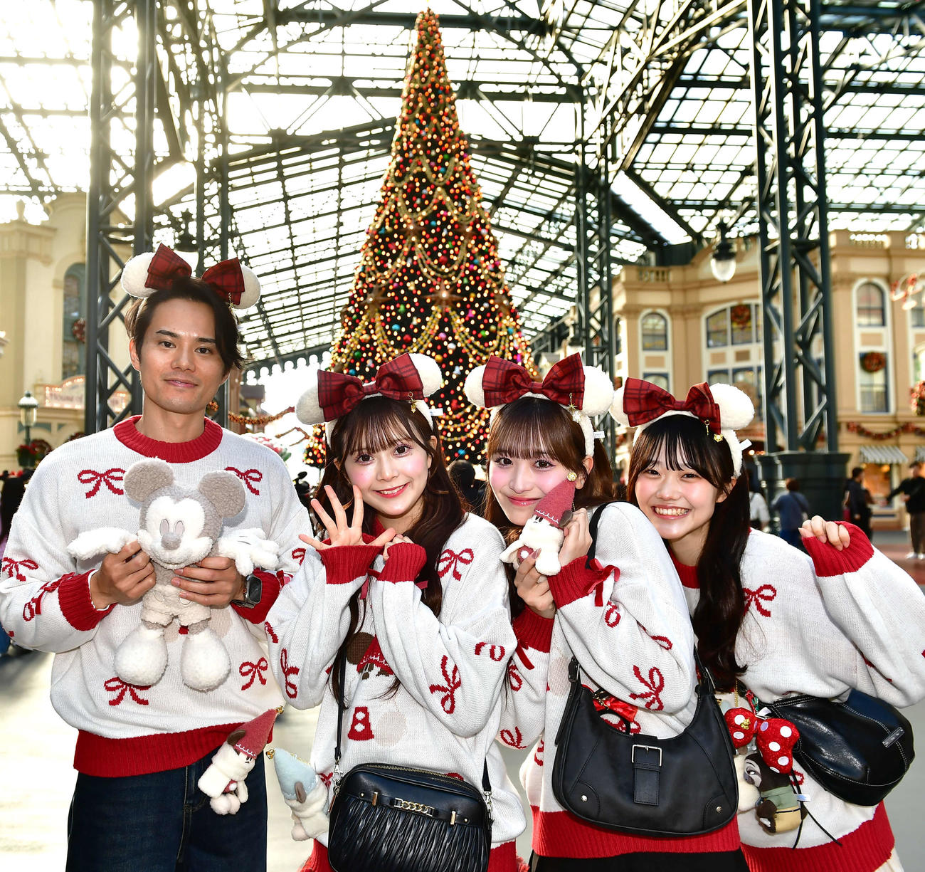 「ディズニー・クリスマス」のプレスプレビューに訪れた、左から近藤雄介、KAWAII LAB．MATESの鈴木花梨、山本るしあ、遠藤まりん（撮影・松尾幸之介）