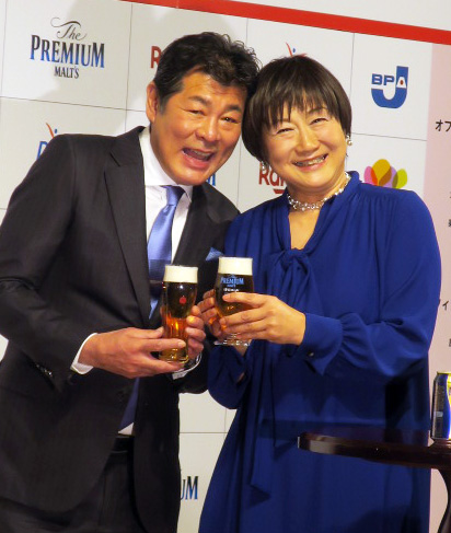 「いい夫婦パートナー・オブ・ザ・イヤー2022」授賞式で。左から、赤井英和、妻の赤井佳子さん