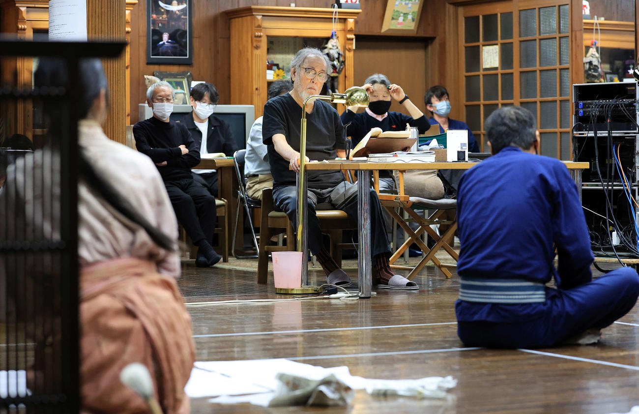 演出する舞台の稽古を厳しい表情で見つめる仲代達矢（撮影・浅見桂子）