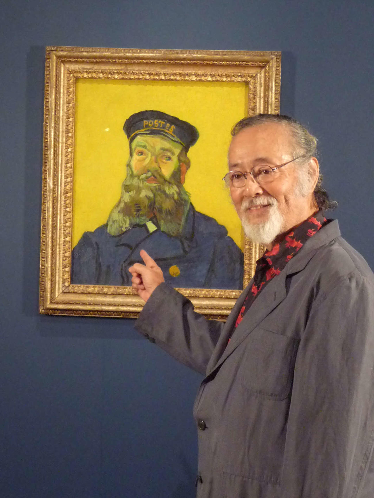 10年、ゴッホの作品の前に立つ仲代達矢さん