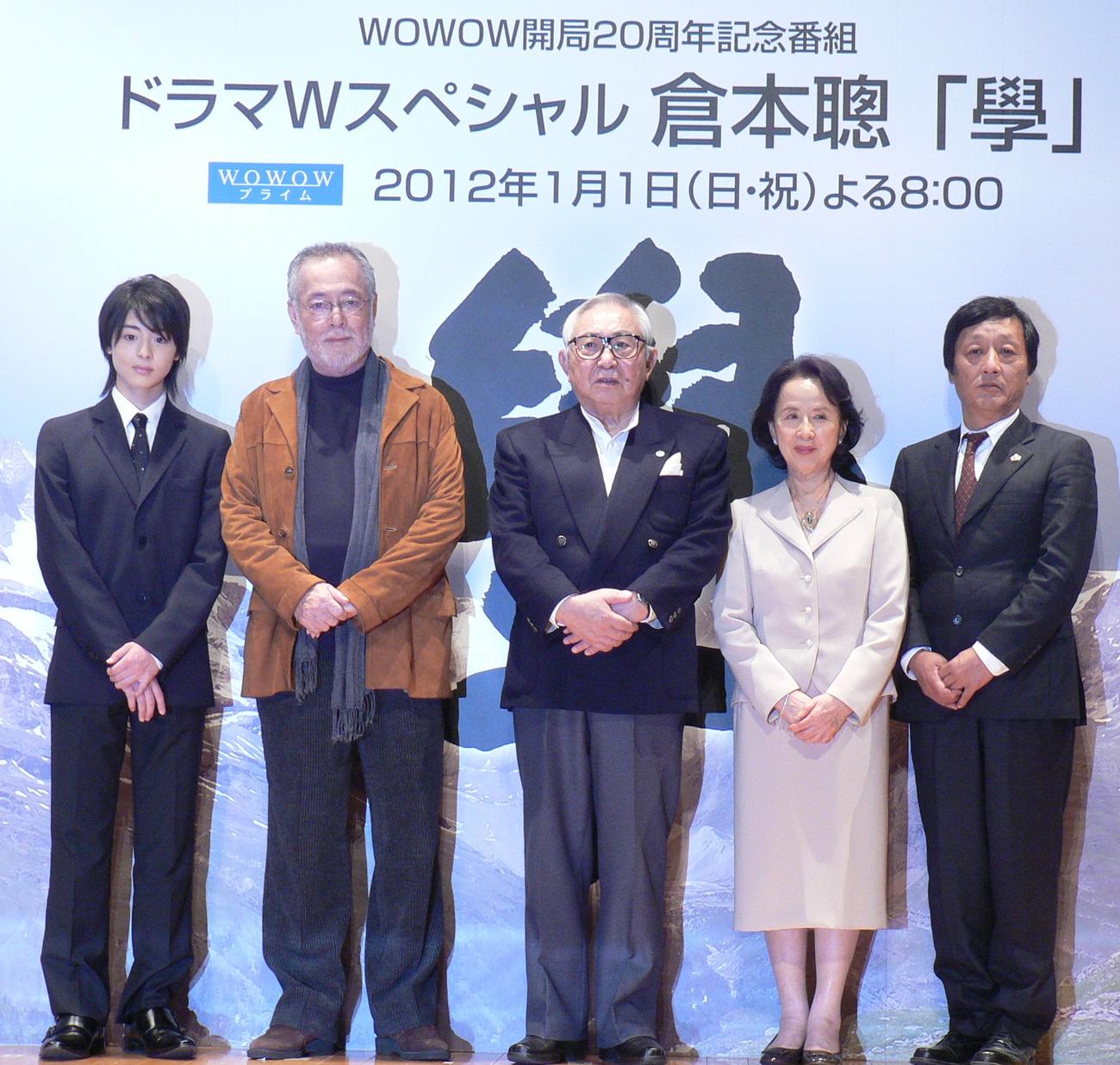 11年、WOWOWドラマWスペシャル倉本聡「學」制作発表会見に出席した仲代達矢さん（左から2人目）。左から高杉真宙、1人おいて倉本聡氏、八千草薫さん、雨宮望監督