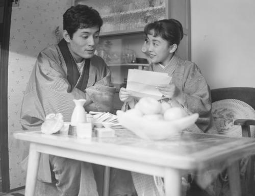 1957年度日本映画製作者協会新人賞を受賞した仲代達矢さんと新婚7カ月の恭子夫人