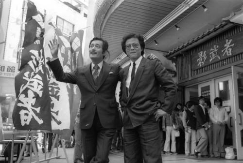 80年4月、映画「影武者」が一般公開され、劇場前に長蛇の列ができて顔もほころぶ仲代達矢さん（左）。右は根津甚八さん