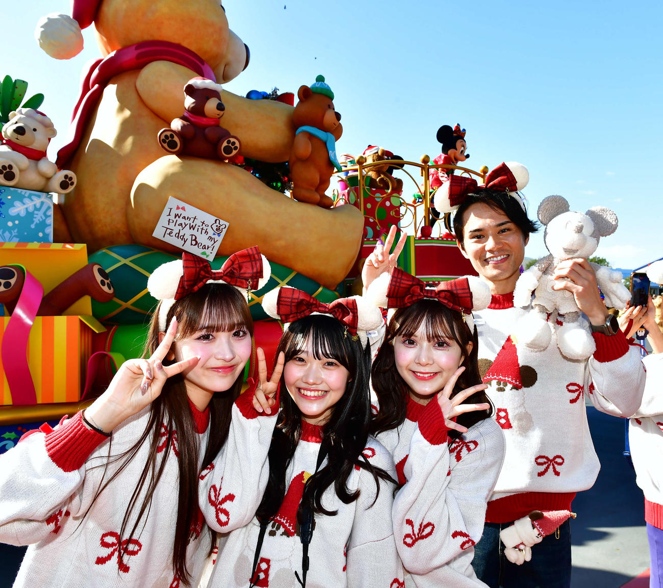 「ディズニー・クリスマス」のプレスプレビューで10年ぶりに刷新されたパレード「トイズ・ワンダラス・クリスマス！」をリポートした、左からKAWAII LAB．MATESの山本るしあ、遠藤まりん、鈴木花梨、俳優の近藤雄介（撮影・松尾幸之介）