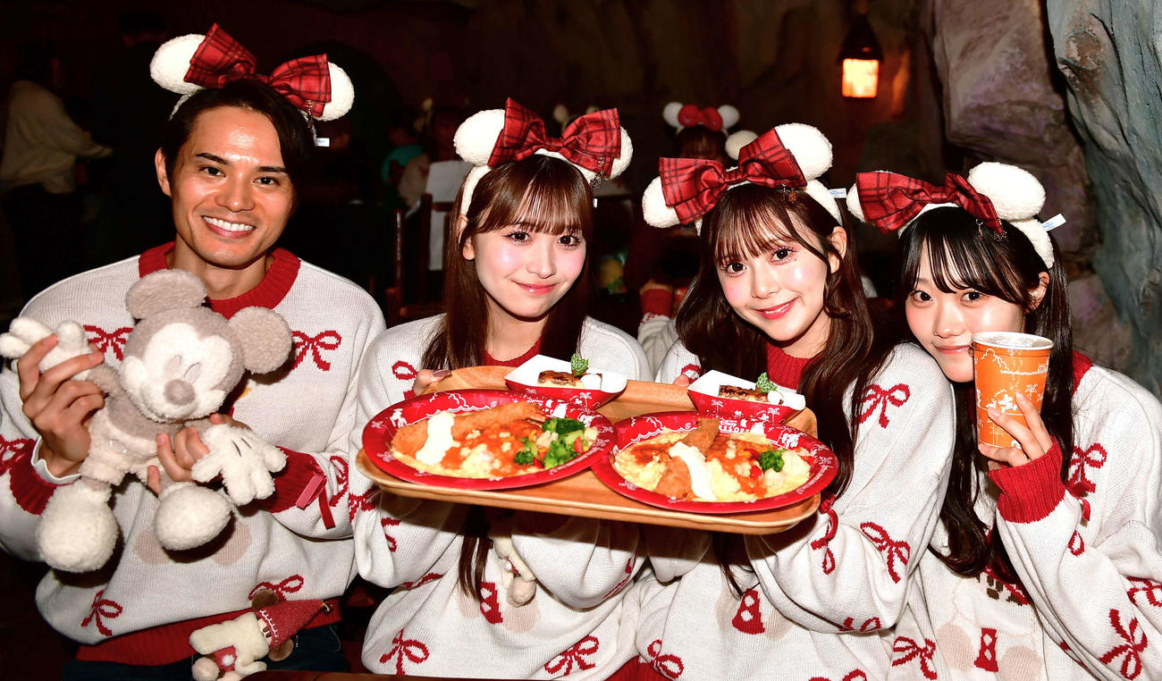 「ディズニー・クリスマス」のプレスプレビューに訪れた、左から近藤雄介、KAWAII LAB．MATESの鈴木花梨、山本るしあ、遠藤まりん（撮影・松尾幸之介）