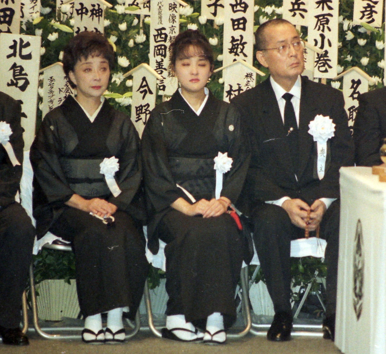 96年、妻隆巴（仲代恭子、旧姓・宮崎恭子）さんの通夜で静かに座る仲代達矢さん（右）。中央は娘の仲代奈緒、左は恭子さんの妹の宮崎総子さん