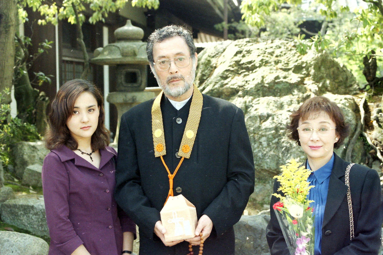 98年、妻隆巴（仲代恭子、旧姓・宮崎恭子）さんの遺骨を抱き、思いを明かす仲代達矢さん（中央）と長女の仲代奈緒（左）。右は恭子さんの妹の宮崎総子さん