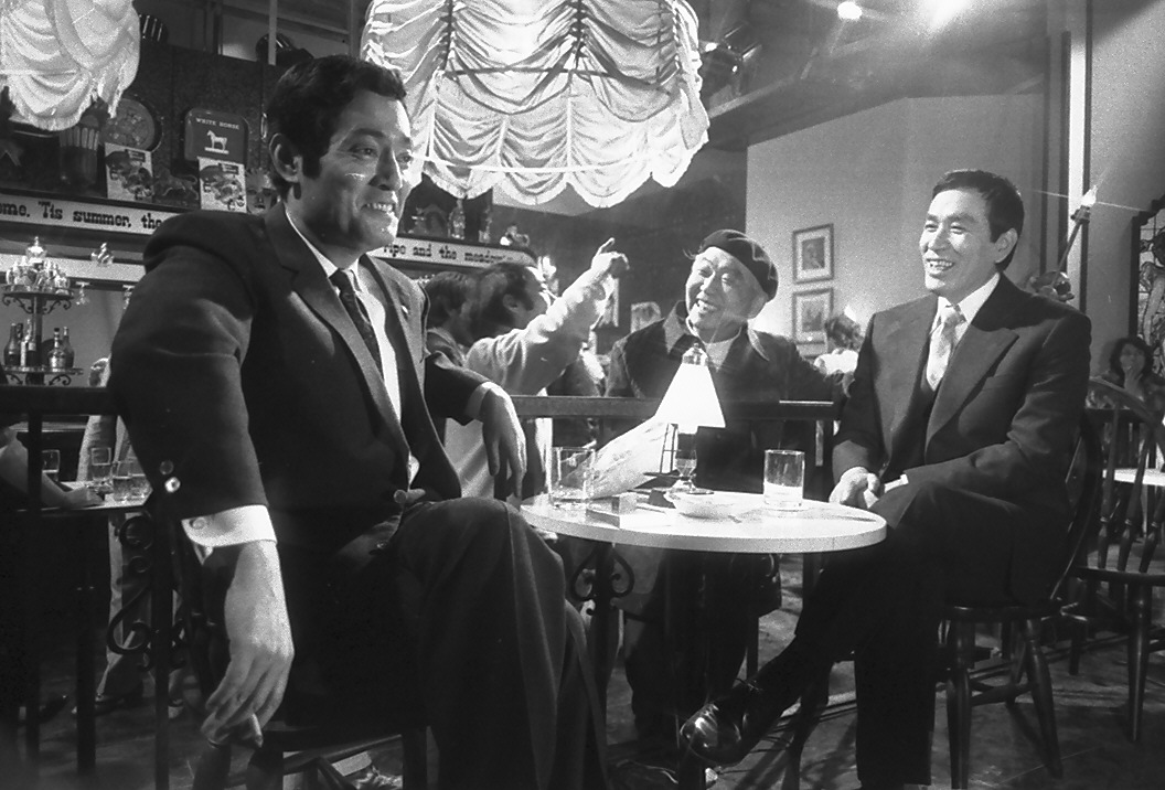 76年、映画「不毛地帯」のクランクインで丹波哲郎さん（右奥）と談笑する仲代達矢さん