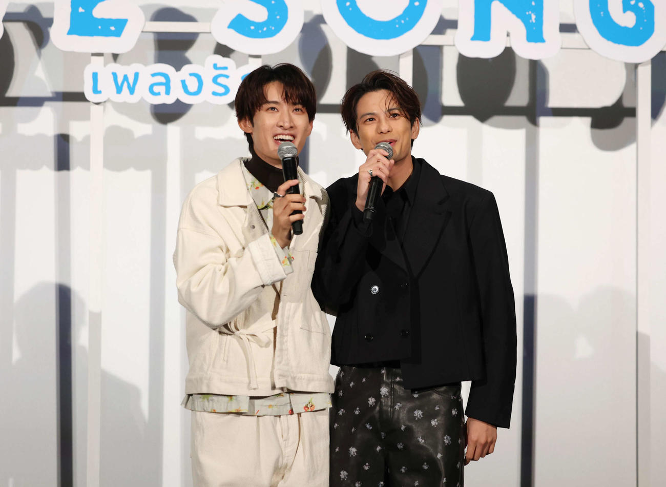 大ヒット御礼舞台あいさつに登壇したSnow Man向井康二（左）と森崎ウィン（撮影・増田悦実）