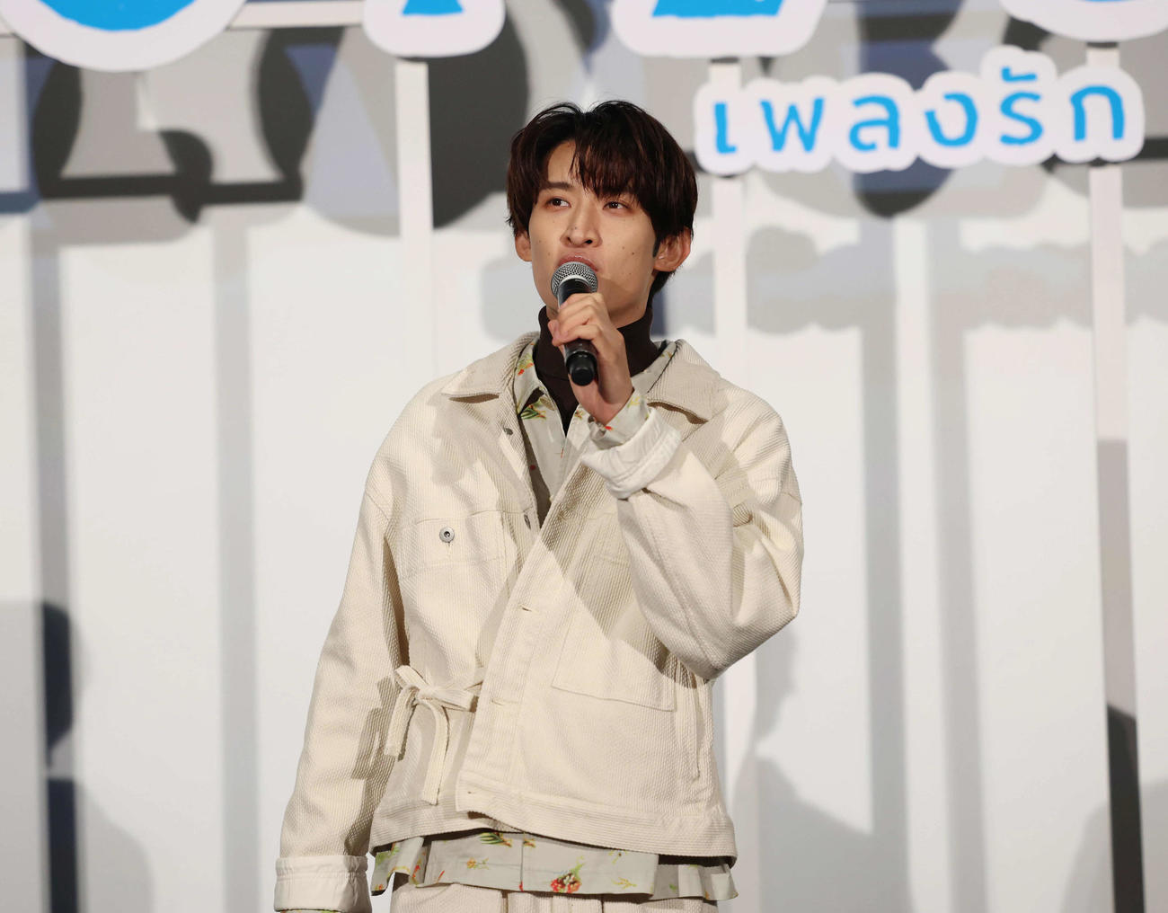 大ヒット御礼舞台あいさつに登壇し話をするSnow Man向井康二（撮影・増田悦実）