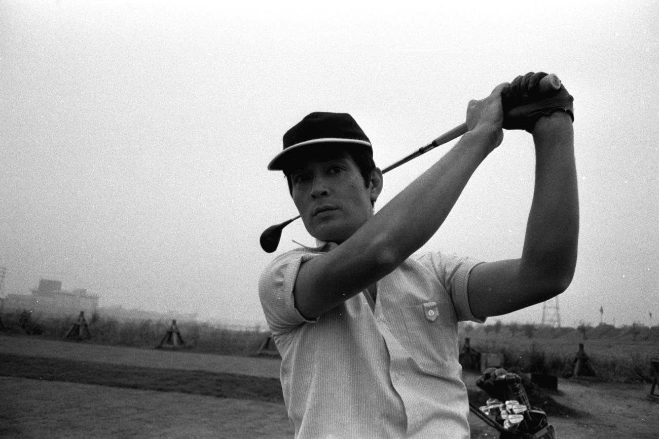65年、ゴルフを楽しむ仲代達矢さん