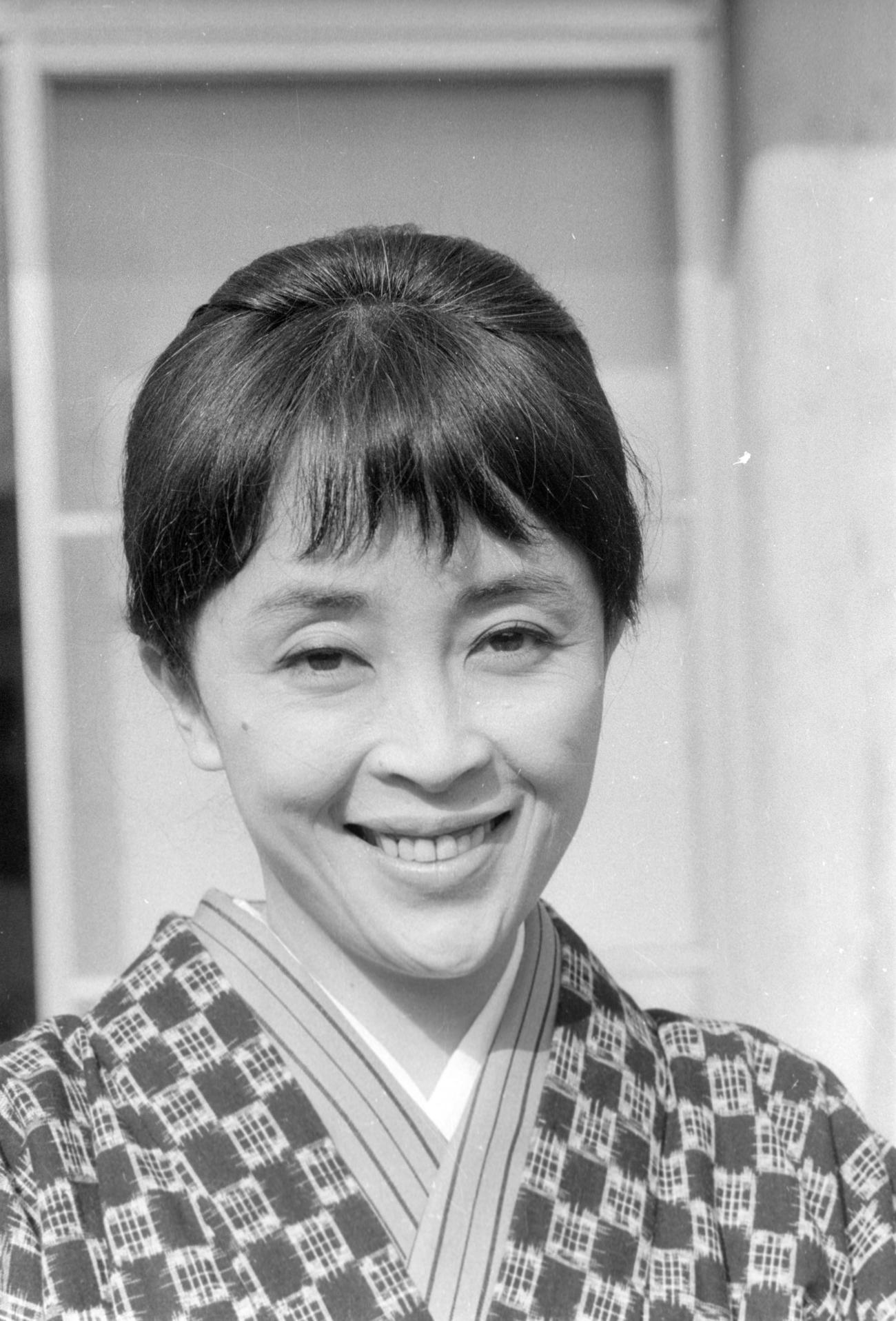 東宝・俳優座提携「いのちぼうにふろう」（山本周五郎「深川安楽亭」原作、監督小林正樹、主演仲代達矢）の脚本を書き上げた隆巴（＝女優宮崎恭子）（1970年3月撮影）