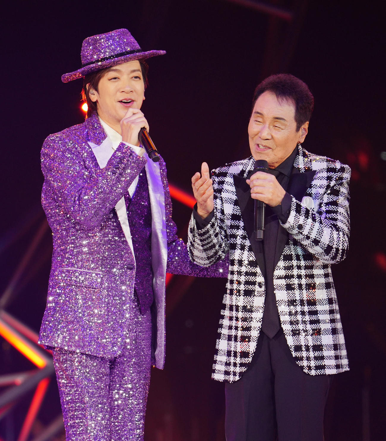 「五木JAM」で熱唱する五木ひろし（右）と一之森大湖（撮影・江口和貴）