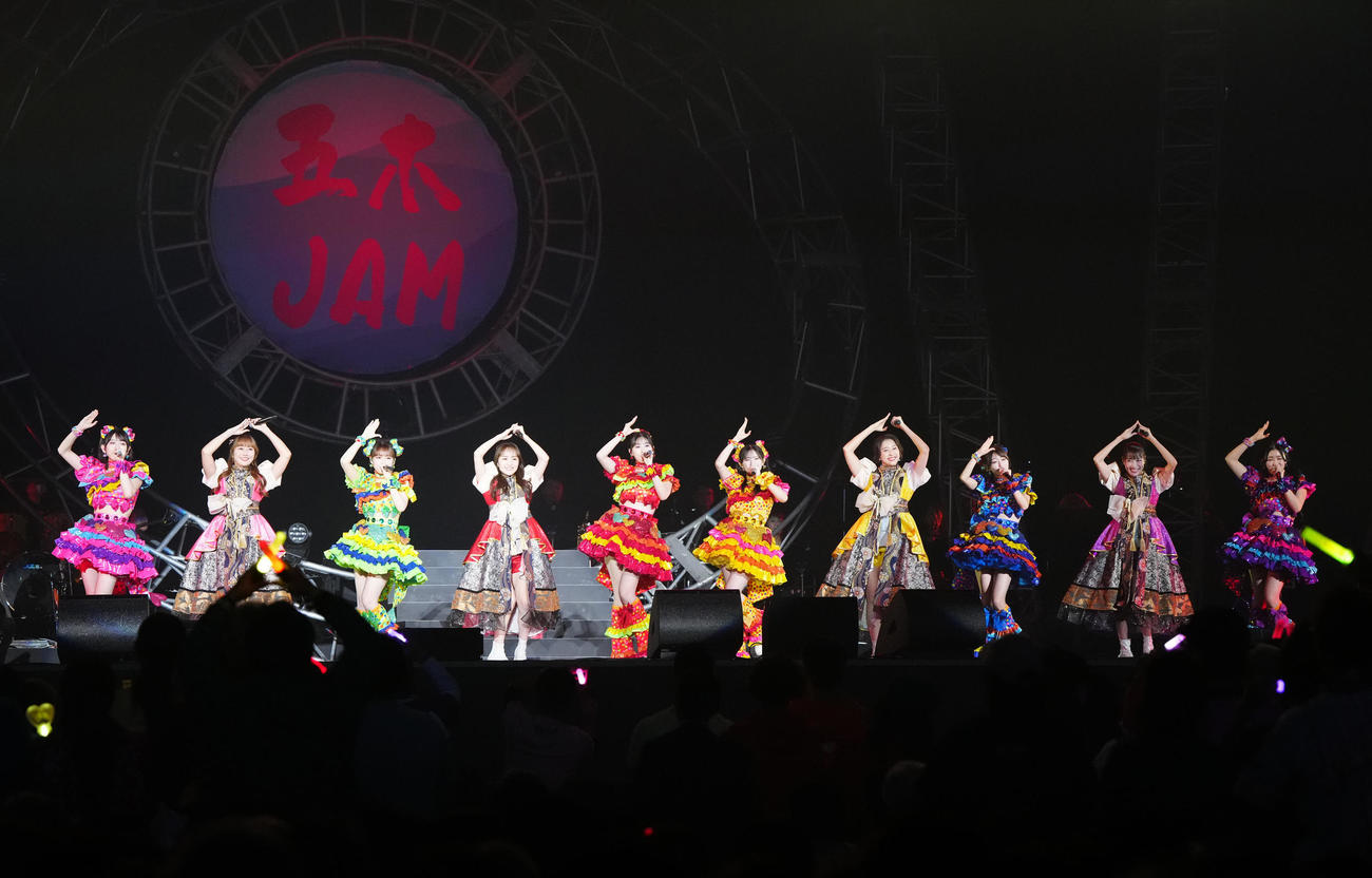 五木ひろしデビュー60周年記念公演「五木JAM」で熱唱するももいろクローバーZと超ときめきハート宣伝部（撮影・江口和貴）