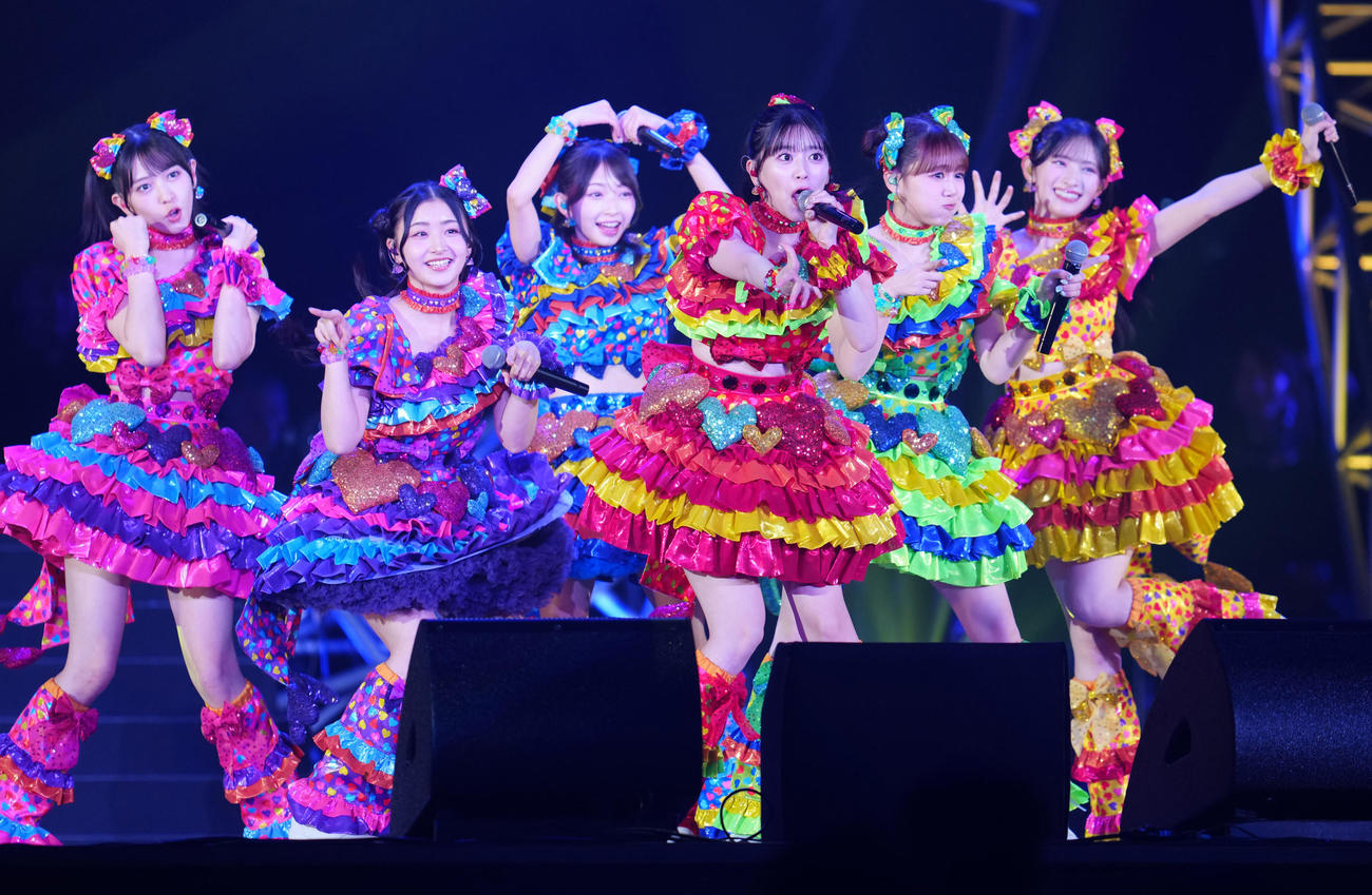 五木ひろしデビュー60周年記念公演「五木JAM」に登場する超ときめき♡宣伝部（撮影・江口和貴）