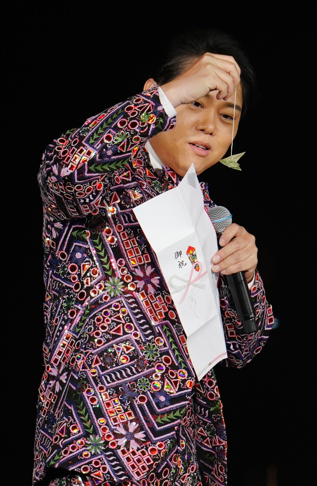 「五木JAM」でティーバッグを手にする三山ひろし（撮影・江口和貴）