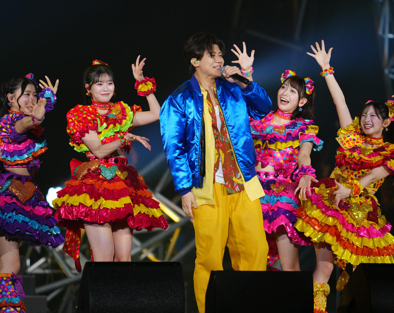 「五木JAM」で超ときめき♡宣伝部とステージを盛り上げる新浜レオン（中央）（撮影・江口和貴）