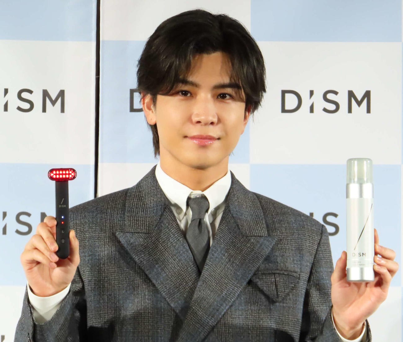 メンズスキンケアブランド「DISM」の商品を手にする岩田剛典