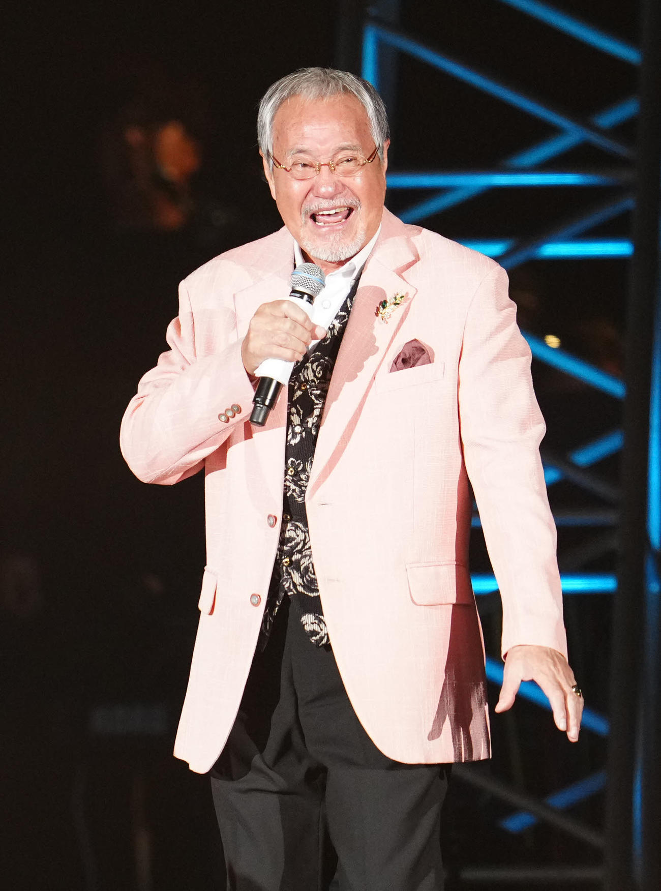 五木ひろしデビュー60周年記念公演「五木JAM」で誕生日を祝福される吉幾三（撮影・江口和貴）