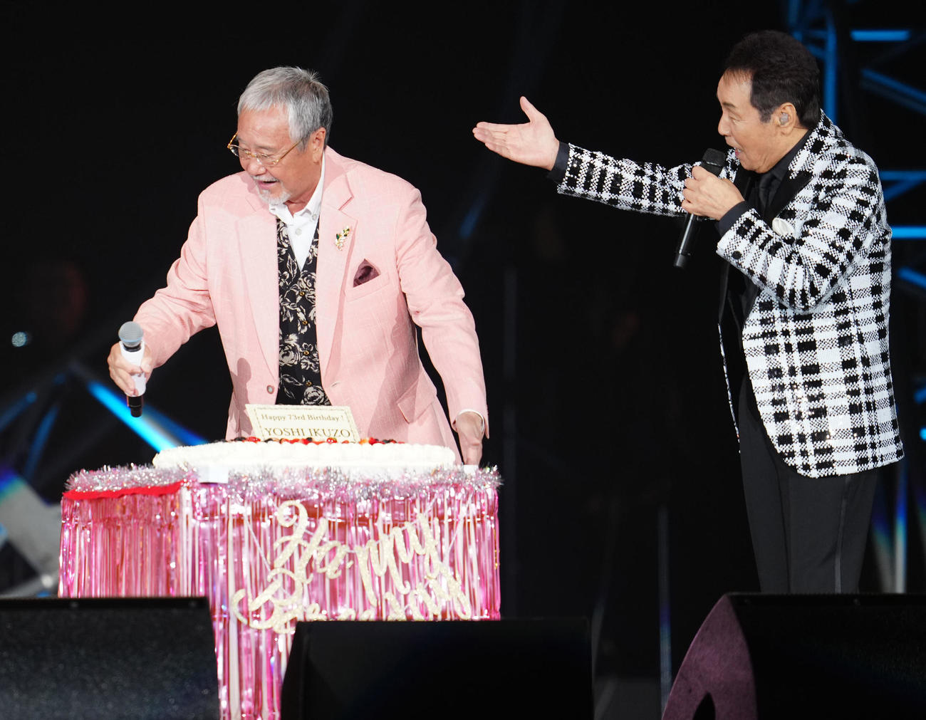 「五木JAM」で誕生日を祝福される吉幾三（左）。右は五木ひろし（撮影・江口和貴）
