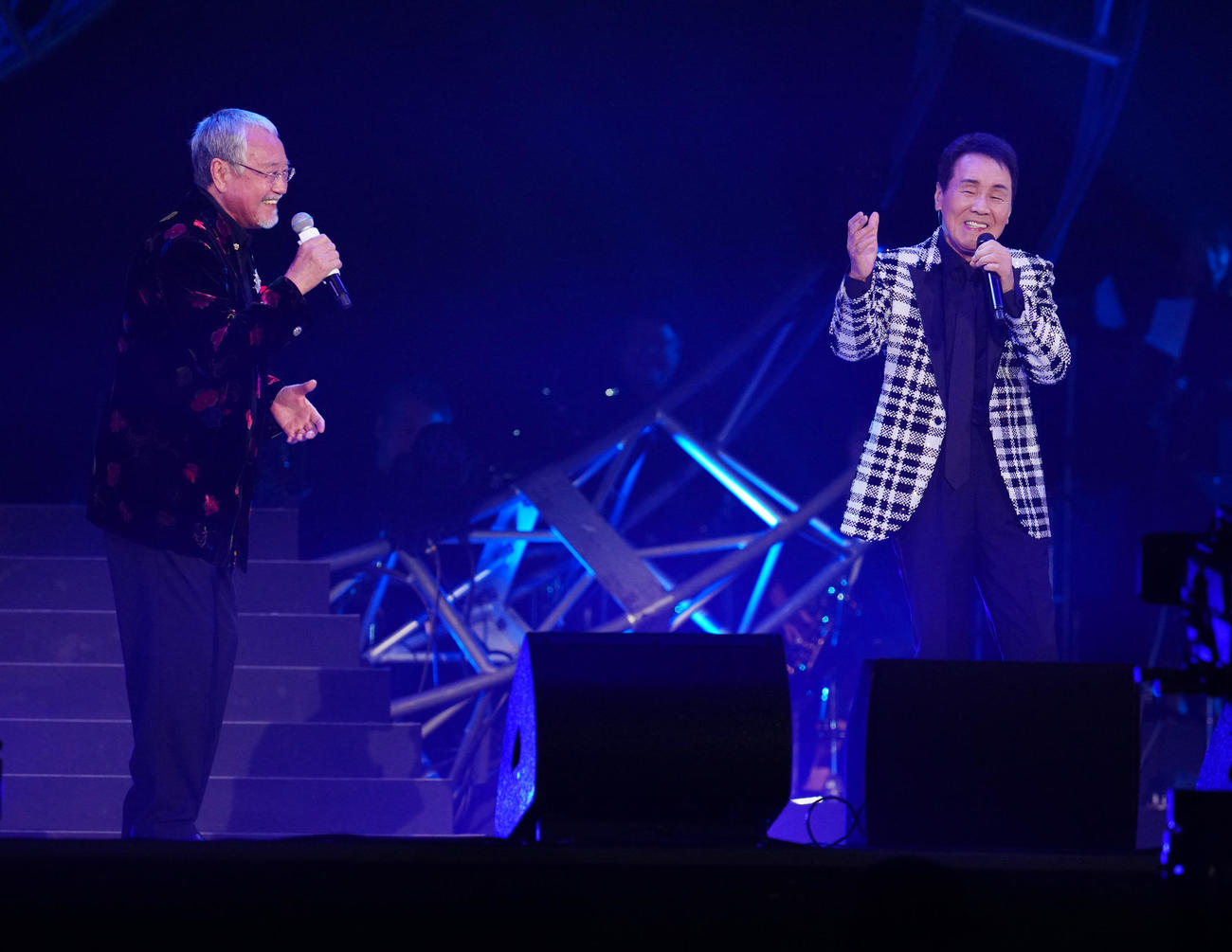 「五木JAM」で熱唱する五木ひろし（右）と吉幾三（撮影・江口和貴）