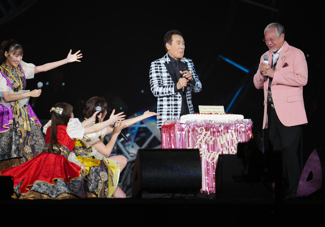 「五木JAM」で誕生日を祝福される吉幾三（右端）（撮影・江口和貴）