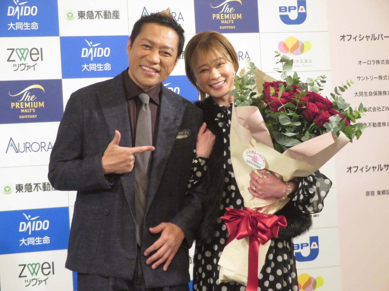 「いい夫婦　パートナー・オブ・ザ・イヤー　2025」に選出され、表彰されたはなわ（左）と智子さん（撮影・川田和博）