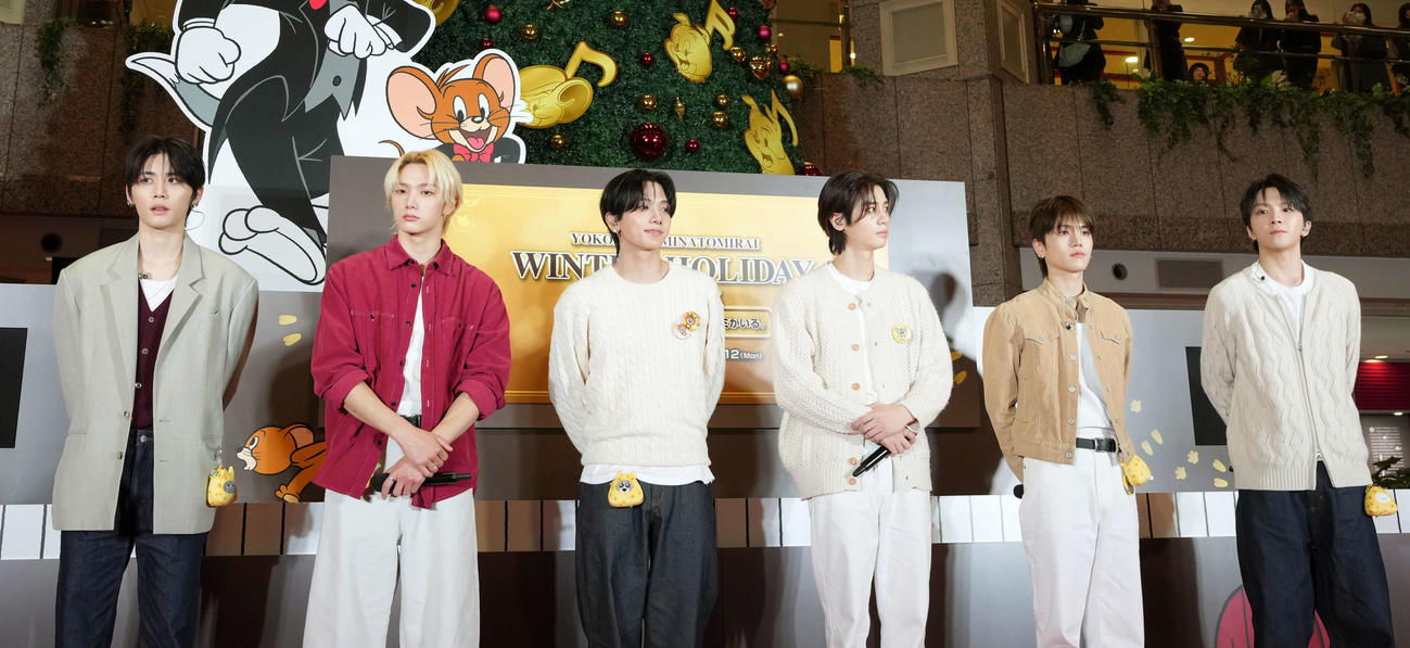 「Tom and Jerry MUSIC TREE」点灯式に登場するBOYNEXTDOOR。左からTAESAN、SUNGHO、JAEHYUN、LEEHAN、RIWOO、WOONHAK（撮影・小島史椰）