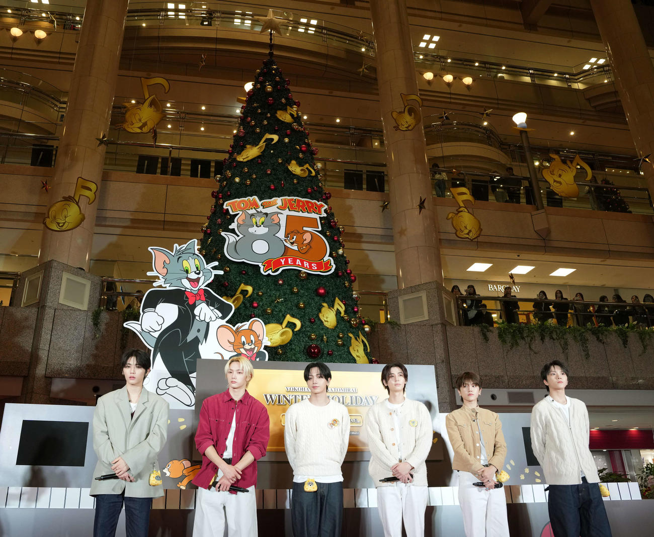 「Tom and Jerry MUSIC TREE」点灯式に登場するBOYNEXTDOOR。左からTAESAN、SUNGHO、JAEHYUN、LEEHAN、RIWOO、WOONHAK（撮影・小島史椰）