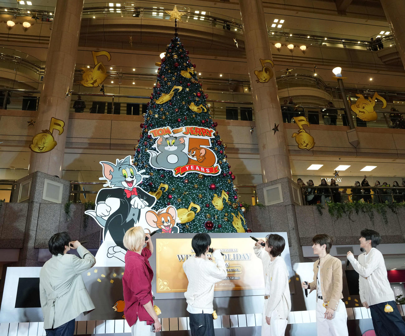 「Tom and Jerry MUSIC TREE」点灯式に登場し、点灯のカウントダウンをするBOYNEXTDOOR。左からTAESAN、SUNGHO、JAEHYUN、LEEHAN、RIWOO、WOONHAK（撮影・小島史椰）