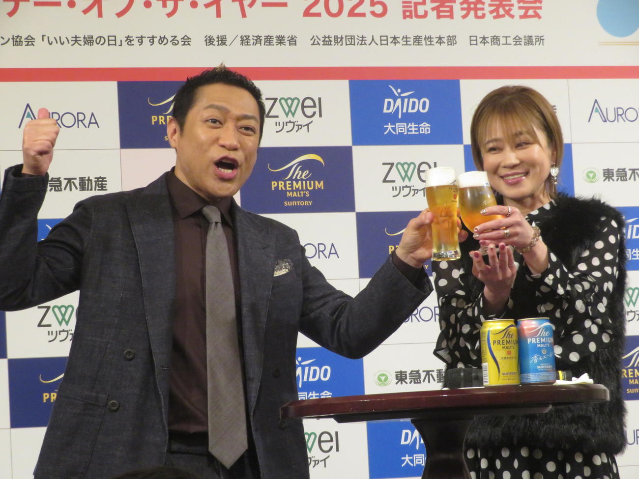 「いい夫婦　パートナー・オブ・ザ・イヤー　2025」に選出され、乾杯するはなわ（左）と智子さん（撮影・川田和博）