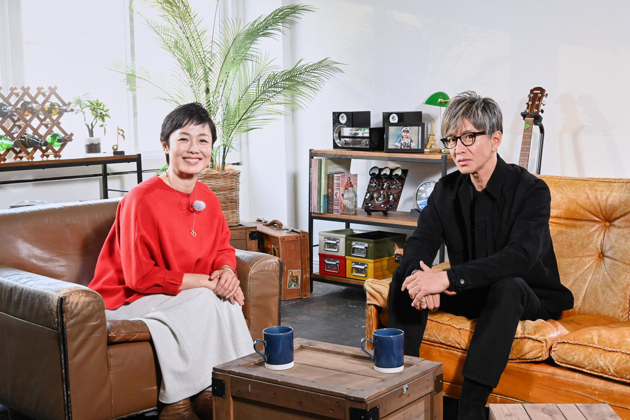 有働由美子キャスター（左）の深掘りインタビュー企画「レジェンド＆スター」第8弾は木村拓哉（右）